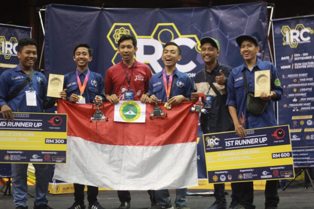 Foto Juara 2 dan 3 dan Pelatih di IRC IIUM Malaysia
