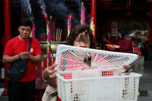 Warga Tionghoa beribadah saat perayaan Cap Go Meh 2571 di Vihara Dharma Bhakti, Petak Sembilan, Jakarta Barat, Sabtu (8/2/2020).