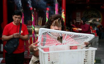 Warga Tionghoa beribadah saat perayaan Cap Go Meh 2571 di Vihara Dharma Bhakti, Petak Sembilan, Jakarta Barat, Sabtu (8/2/2020).