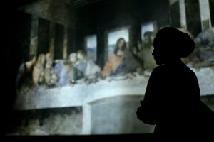 Siluet pengunjung pameran bertajuk “Leonardo Opera Omnia” di Museum Mandiri, Jakarta, Sabtu (8/2/2020). Pameran lukisan ini, menampilkan 17 reproduksi mahakarya Leonardo da Vinci dengan high-definition dan skala sesuai ukuran aslinya. (Foto-foto : Kuncoro Widyo Rumpoko)