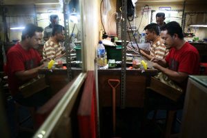 Para pekerja tampak sibuk mengerjakan reparasi dan penyepuhan perhiasan emas juga perak agar terus terlihat indah dan cemerlang. (Foto-foto : Kuncoro Widyo Rumpoko).