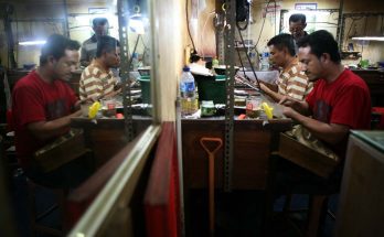 Para pekerja tampak sibuk mengerjakan reparasi dan penyepuhan perhiasan emas juga perak agar terus terlihat indah dan cemerlang. (Foto-foto : Kuncoro Widyo Rumpoko).