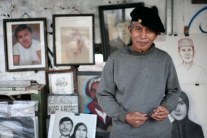 Para pelukis jalanan ini memajang karyanya ditrotoar jalanan tempat mereka berkesenian dan menggantungkan hidup, ditempat yang tidak banyak di lintasi para wisatawan sehingga tidak bisa menjadi bagian dari atraksi pariwisata. (Foto-foto : Kuncoro Widyo Rumpoko)