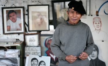 Para pelukis jalanan ini memajang karyanya ditrotoar jalanan tempat mereka berkesenian dan menggantungkan hidup, ditempat yang tidak banyak di lintasi para wisatawan sehingga tidak bisa menjadi bagian dari atraksi pariwisata. (Foto-foto : Kuncoro Widyo Rumpoko)