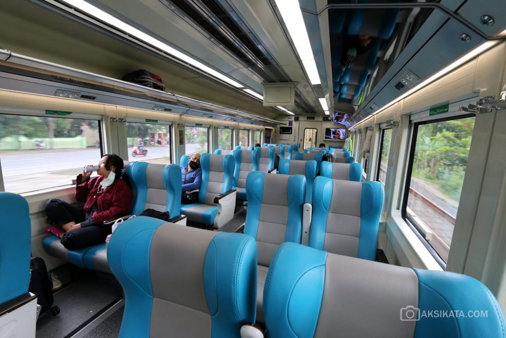 Penumpang Kereta Api - Kuncoro Widyo Rumpoko (1)