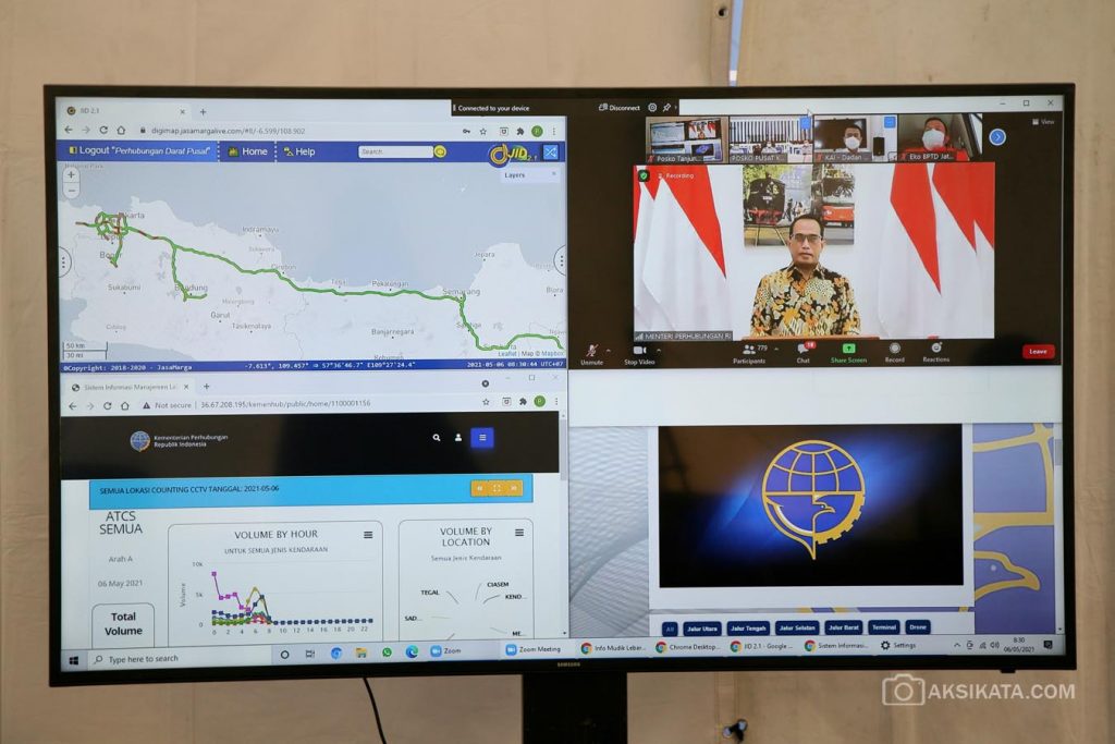Monitor TV pemantau pengendalian transportasi mudik - Kuncoro Widyo Rumpoko