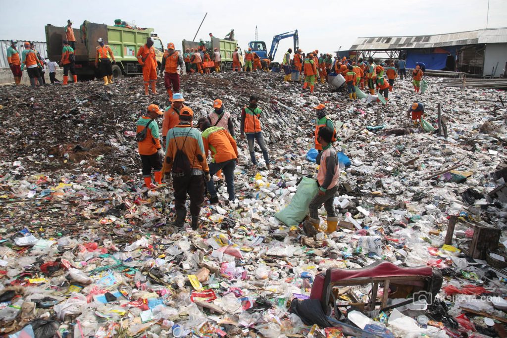 Tumpukan Sampah Kalibaru Cilincing - Kuncoro Widyo Rumpoko 00