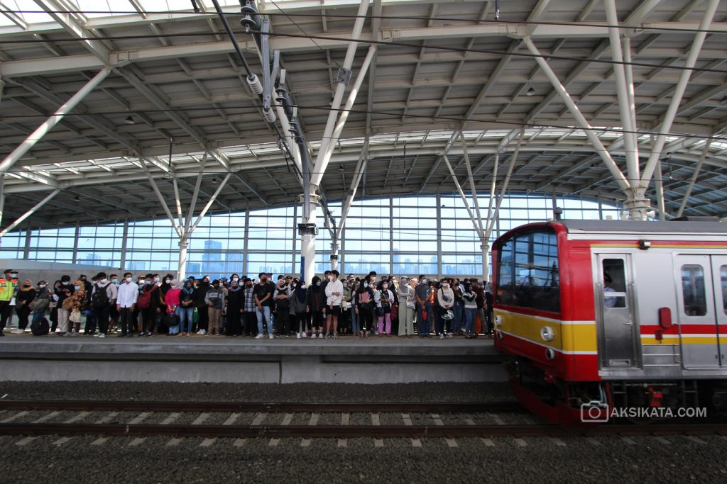 Kepadatan Penumpang KRL - Kuncoro widyo Rumpoko 00