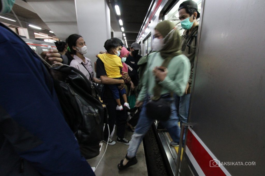 Kepadatan Penumpang KRL - Kuncoro widyo Rumpoko 08