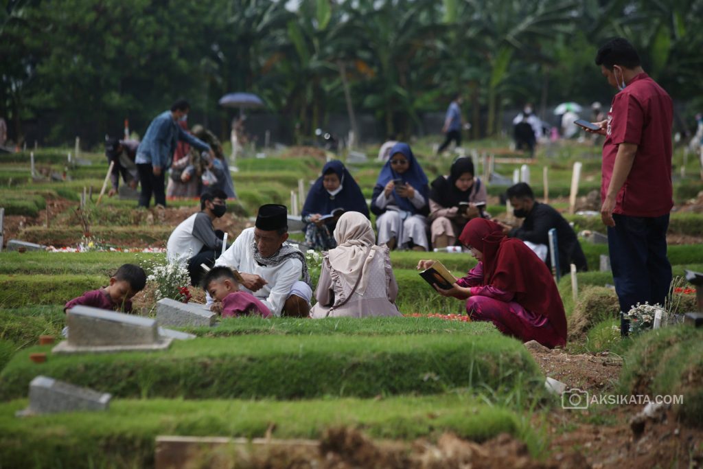 Ziarah Kubur Di TPU Rorotan - Kuncoro Widyo Rumpoko 00