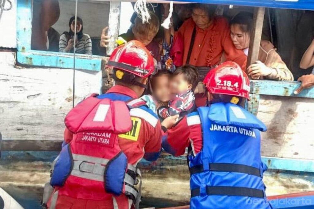 Seluruh Penumpang KM Sumber Makmur Berhasil Diselamatkan